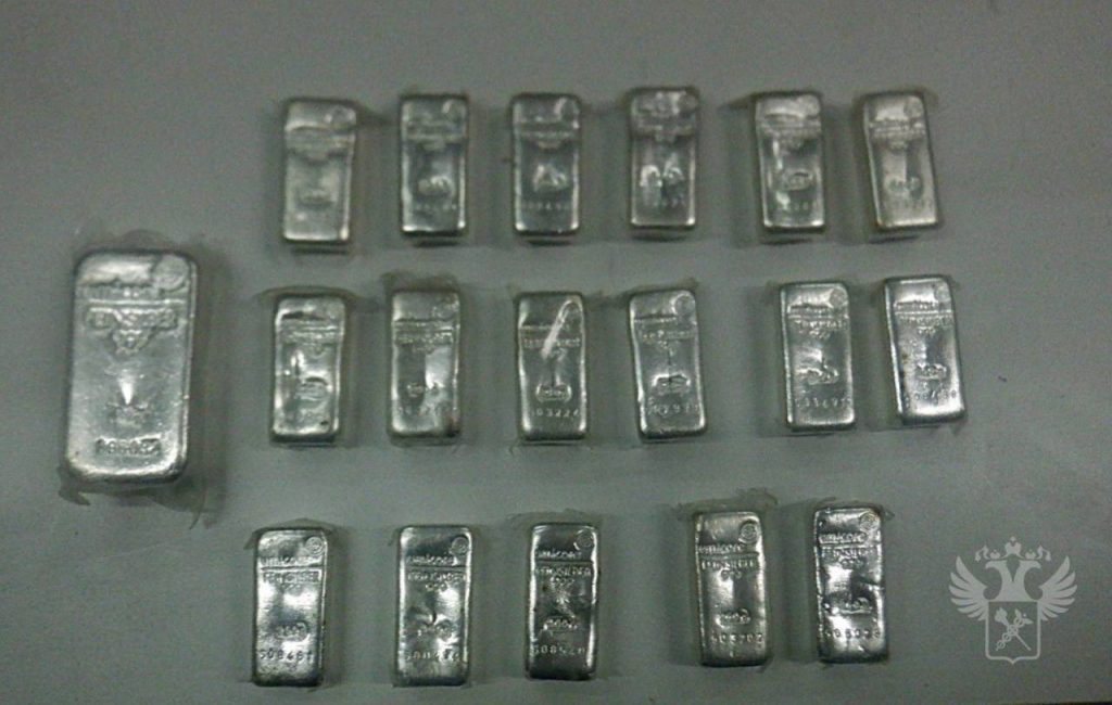 Таможенники нашли у украинца 5 кг слитков серебра на пути в Латвию