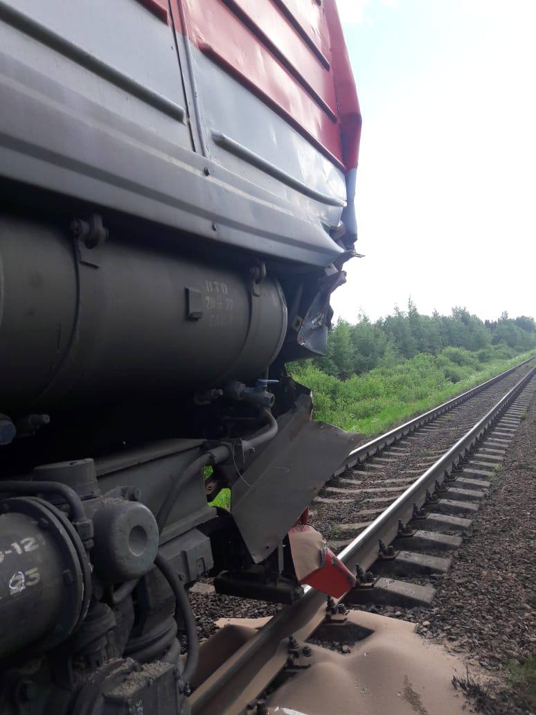 В Карелии на переезде поезд не успел затормозить и врезался в грузовик -  Новости Санкт-Петербурга