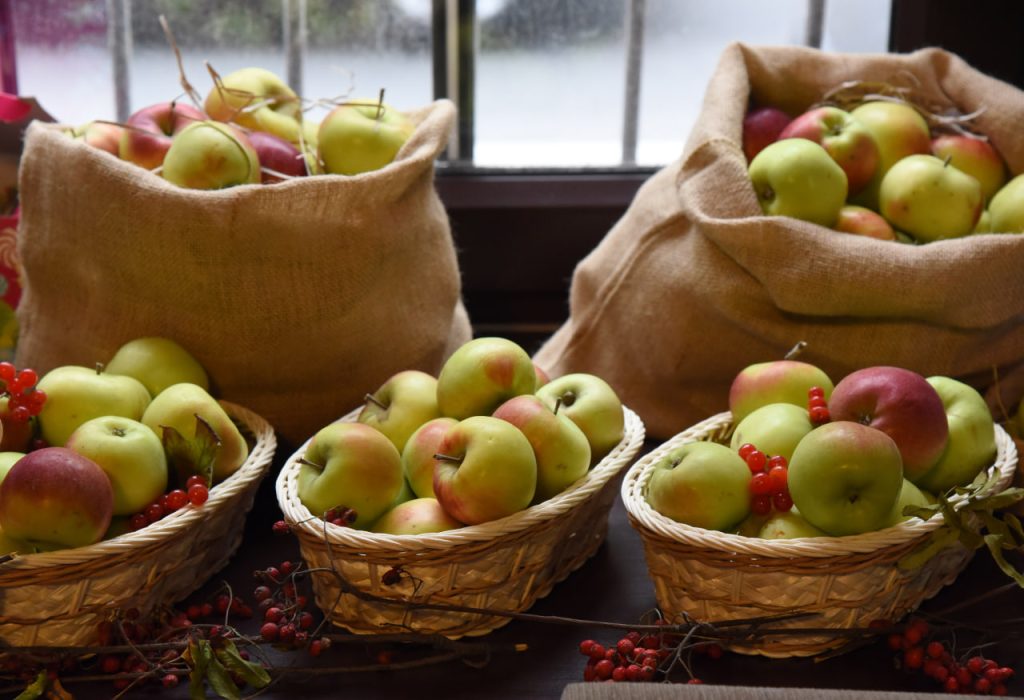 Жителям Петербурга предложили в магазине яблоки за 2 тысяч рублей за кг