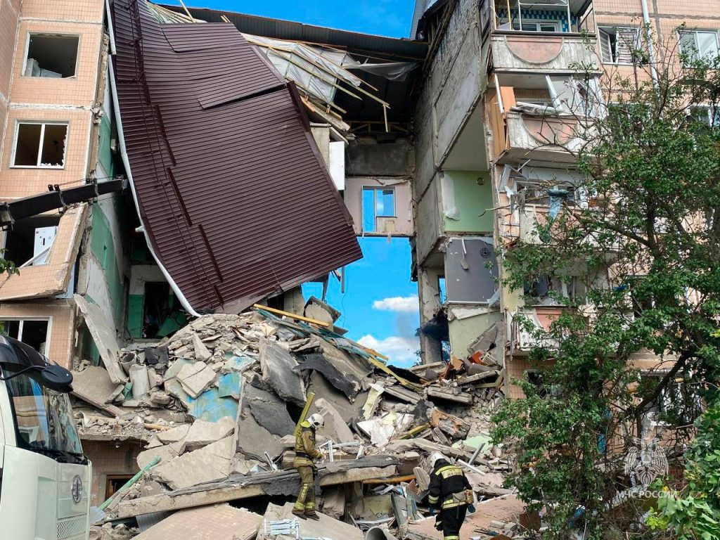 МЧС показало кадры обрушенного подъезда дома в Щебекино после обстрела
