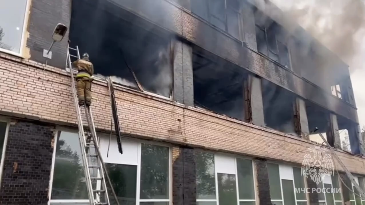 Огонь охватил трехэтажное производственное здание Гатчины