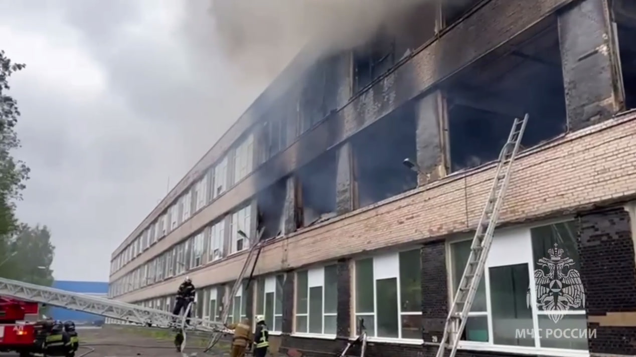 Огонь охватил трехэтажное производственное здание Гатчины