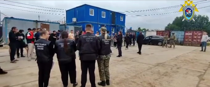 Следователи в деревне под Гатчиной задержали 60 нелегальных мигрантов