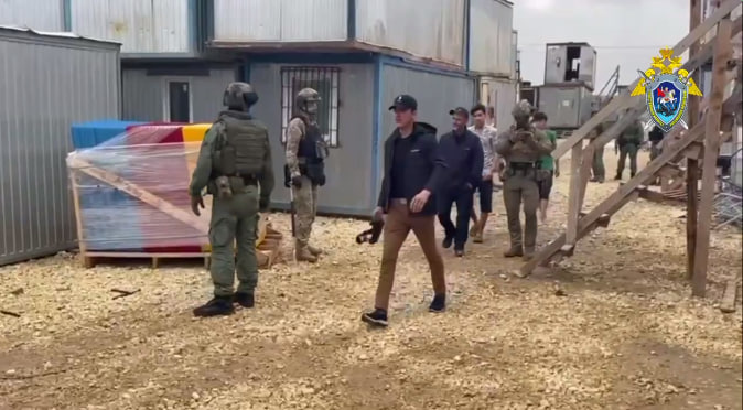 Следователи в деревне под Гатчиной задержали 60 нелегальных мигрантов