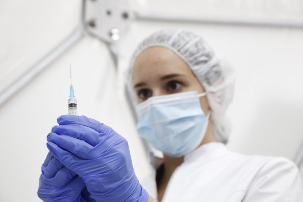 В 2025 году начнутся добровольные испытания вакцины против рака в РФ