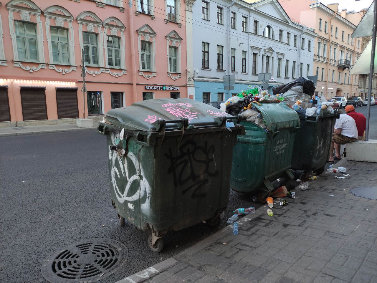 Жители Петербурга жалуются на граффити с рекламой запрещенных веществ
