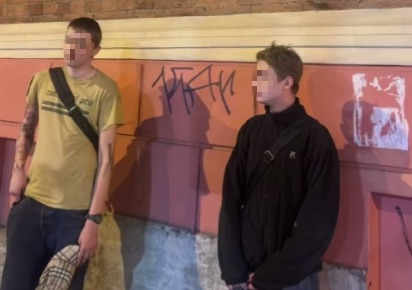 На Советской подростки разрисовали фломастерами фасад исторического здания