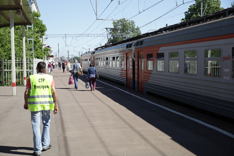 Пассажиры электрички из Кузнечного в Петербург остановили поезд после атаки перцовым баллончиком