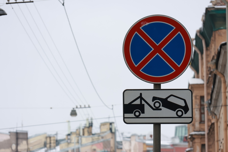 Дорожные знаки в Петербурге могут начать закреплять по новым правилам