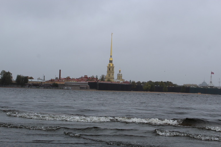Жителей Петербурга предупредили о грозах, граде и усилении ветра