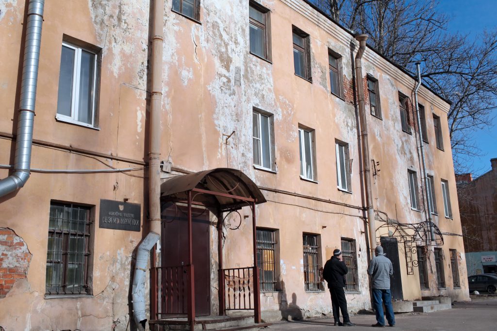 Петербуржцам назвали число аварийных домов в городе