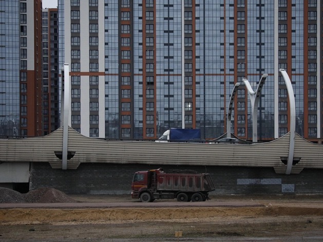 В Петербурге приступили к демонтажу незаконных автосервисов вдоль Дальневосточного проспекта