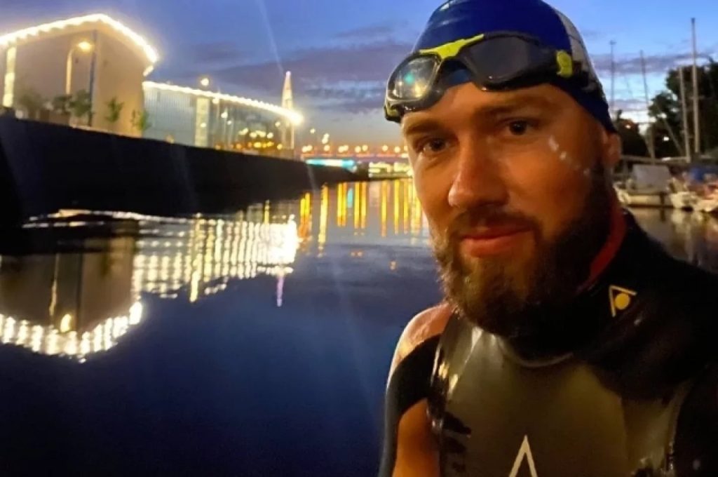 Пловец Лосев проплыл заплыв на 75 км по Финскому заливу