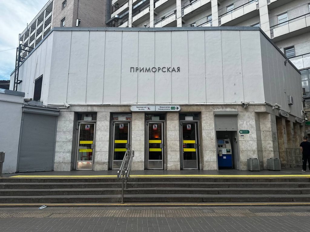 На «Приморской» ограничили вход в вестибюль с 9 июля