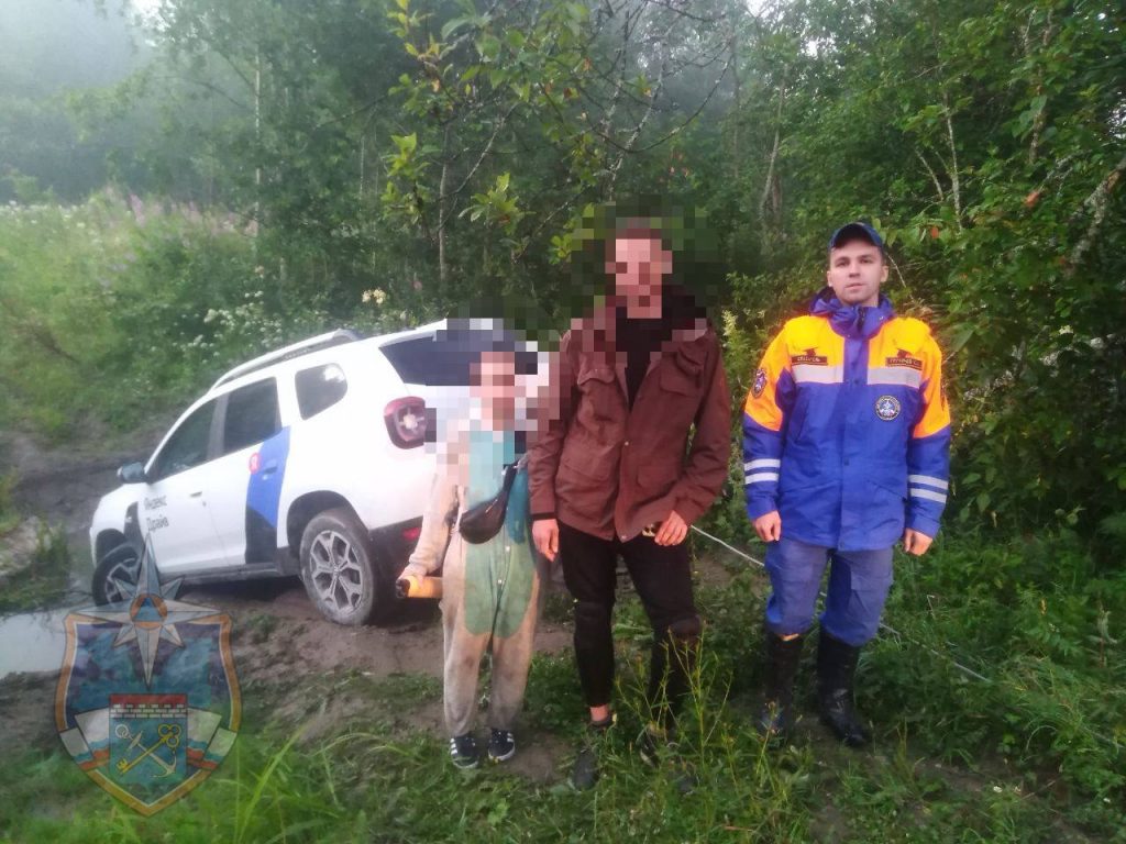Спасатели вытолкали машину потерявшихся вблизи Ястребиного озера