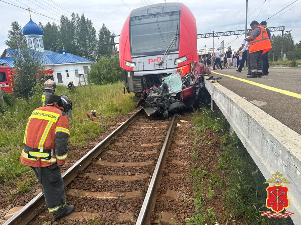 «Ласточка» Петербург-Псков врезалась в легковушку в Ленобласти