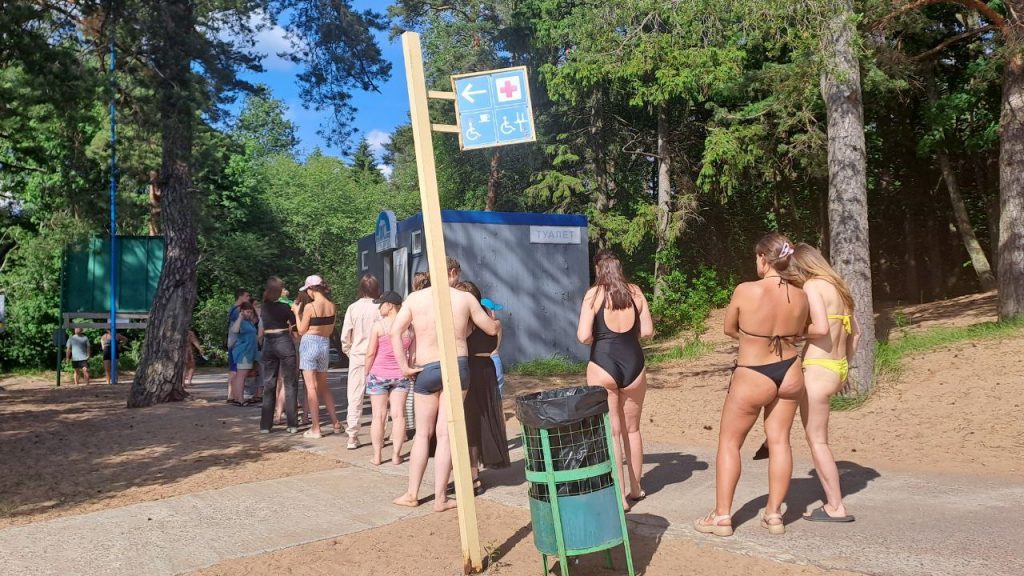 Люди предпочитают кусты туалетам на пляже Ласковый