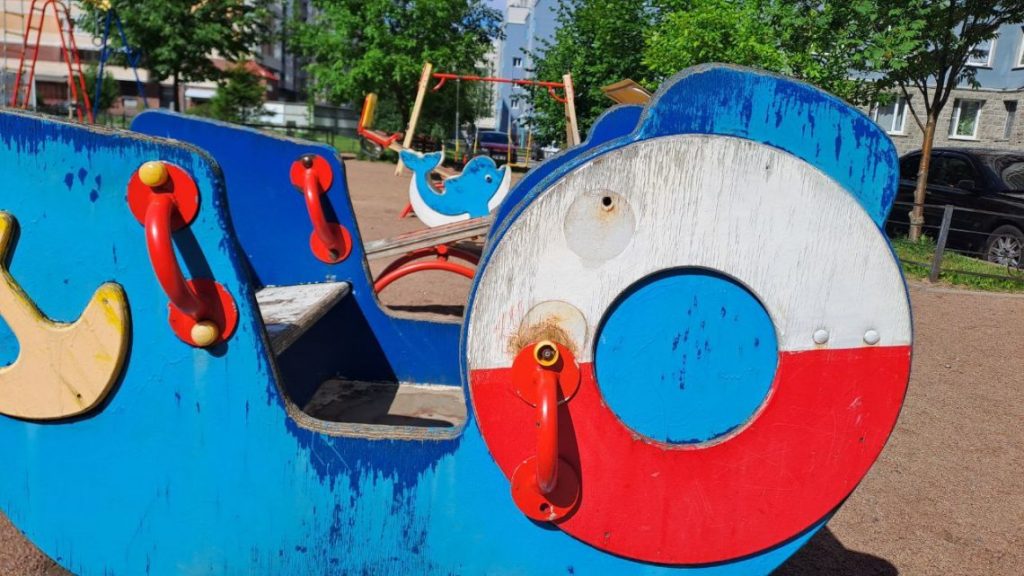 Детские площадки в Петербурге на Туристской стоят обшарпанными и гниют