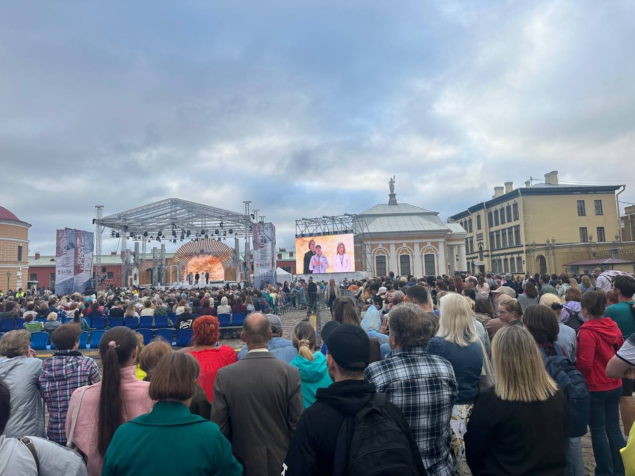 В Петербурге открылся фестиваль "Опера - всем" на Соборной площади