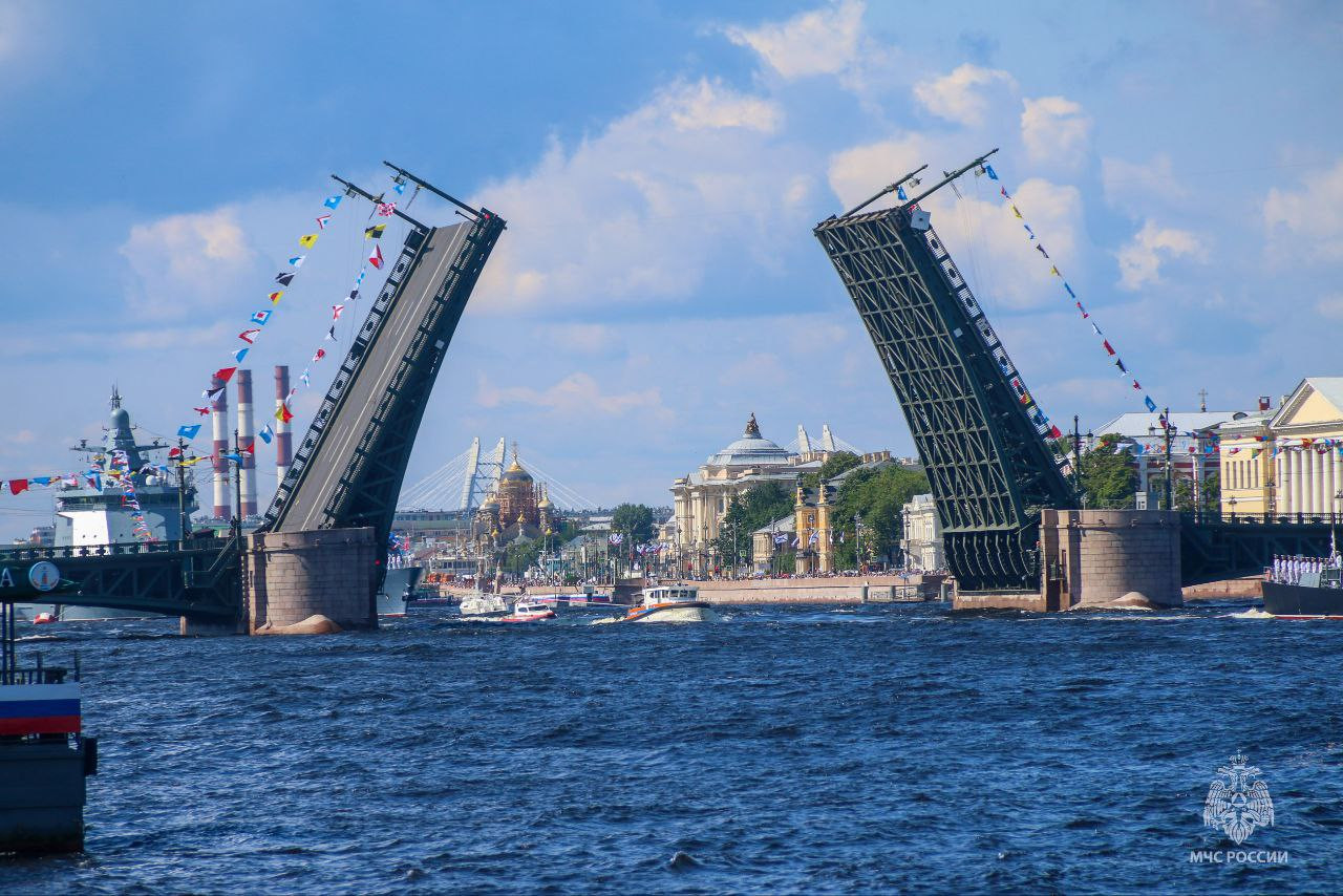 Дворцовый мост в Петербурге раскроется под произведения ко Дню физкультурник