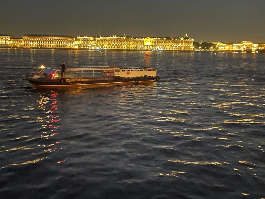 Два теплохода не поделили Неву у Дворцового моста и столкнулись