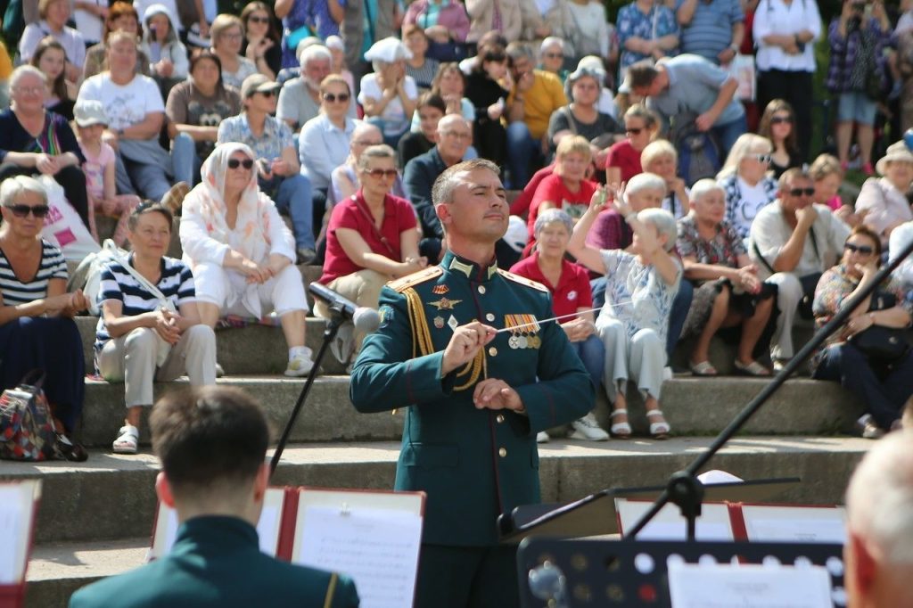 В Таврическом саду Петербурга выступил военный оркестр