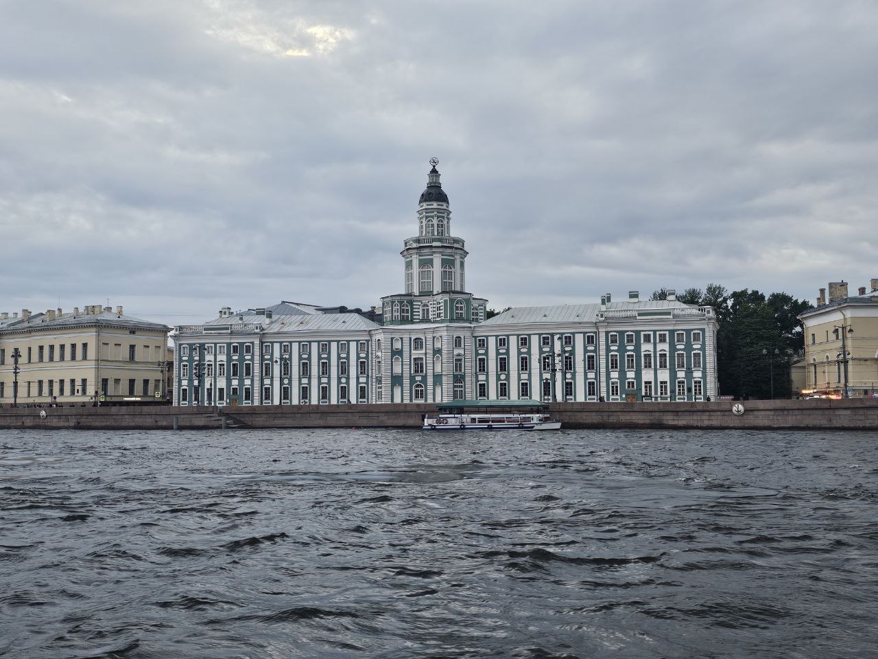 Средняя стоимость проживания в Петербурге оказалась выше, чем в Москве