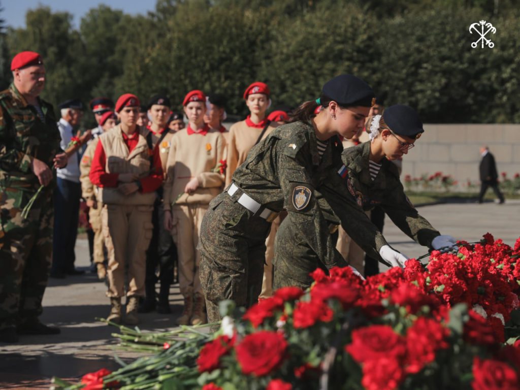 На Пискарёвском кладбище возложили цветы в память о защитниках блокадного Ленинграда