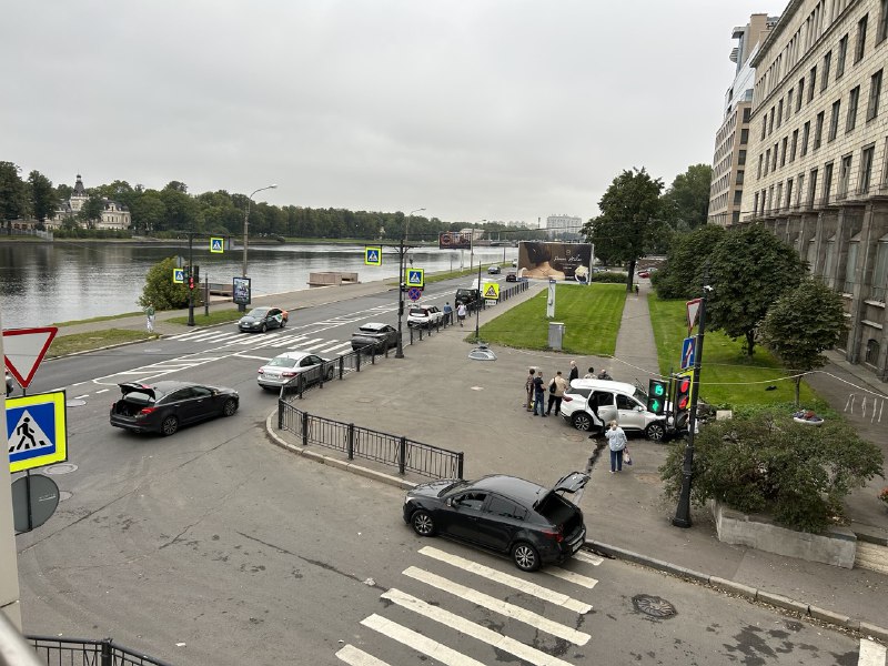 На углу Песочной набережной и улицы Грота сбили мужчину