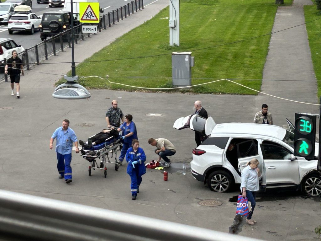 На углу Песочной набережной и улицы Грота сбили мужчину