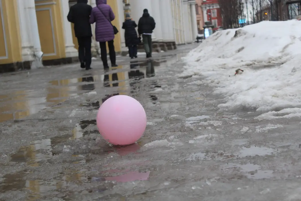 В Петербурге с гололедом борются с помощью законов и огнеметов