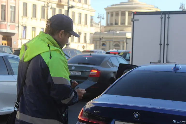 В Петербурге очистили более 5 тысяч госномеров в зоне платной парковки