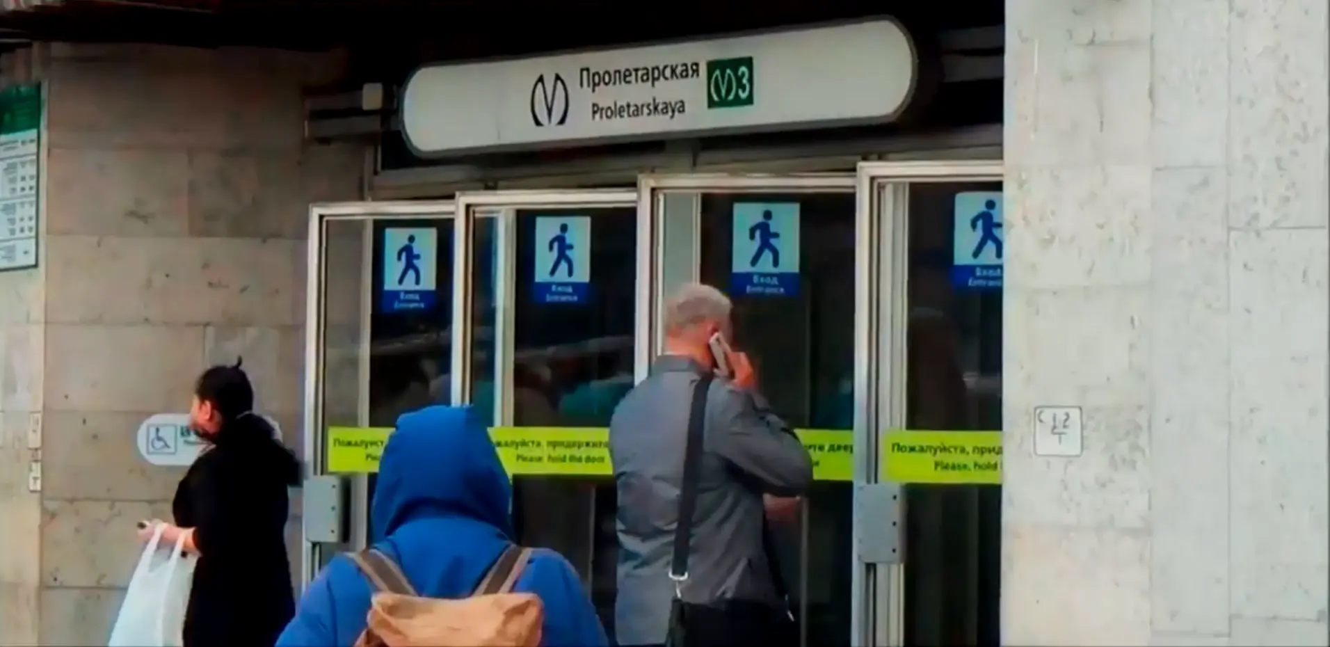 Женщина получила удар дверью на входе в петербургское метро и упала замертво