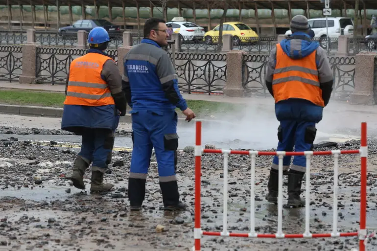 В Петербурге устраняют прорыв трубы на Серпуховской улице