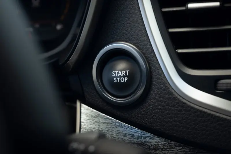 Блогер Свиридов разобрал Lada Aura: что внутри нового бизнес-седана