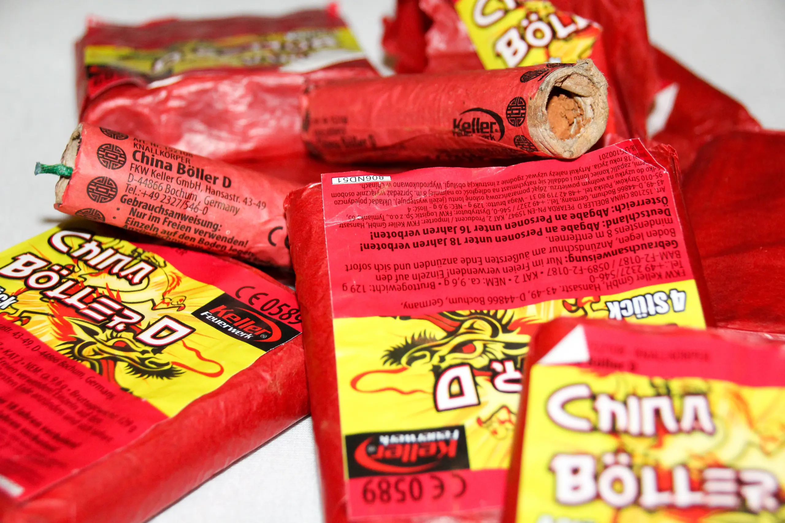 Петербуржцы массово жалуются на подростков, запускающих петарды