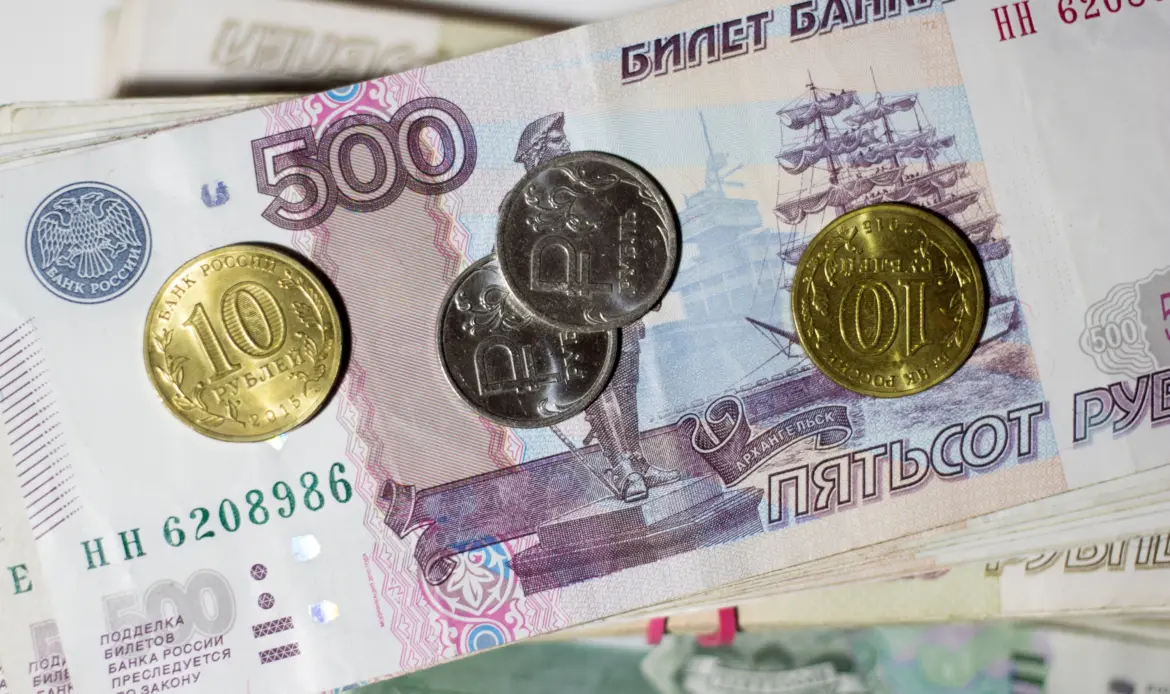 Какие выплаты положены работающим пенсионерам в 2025 году