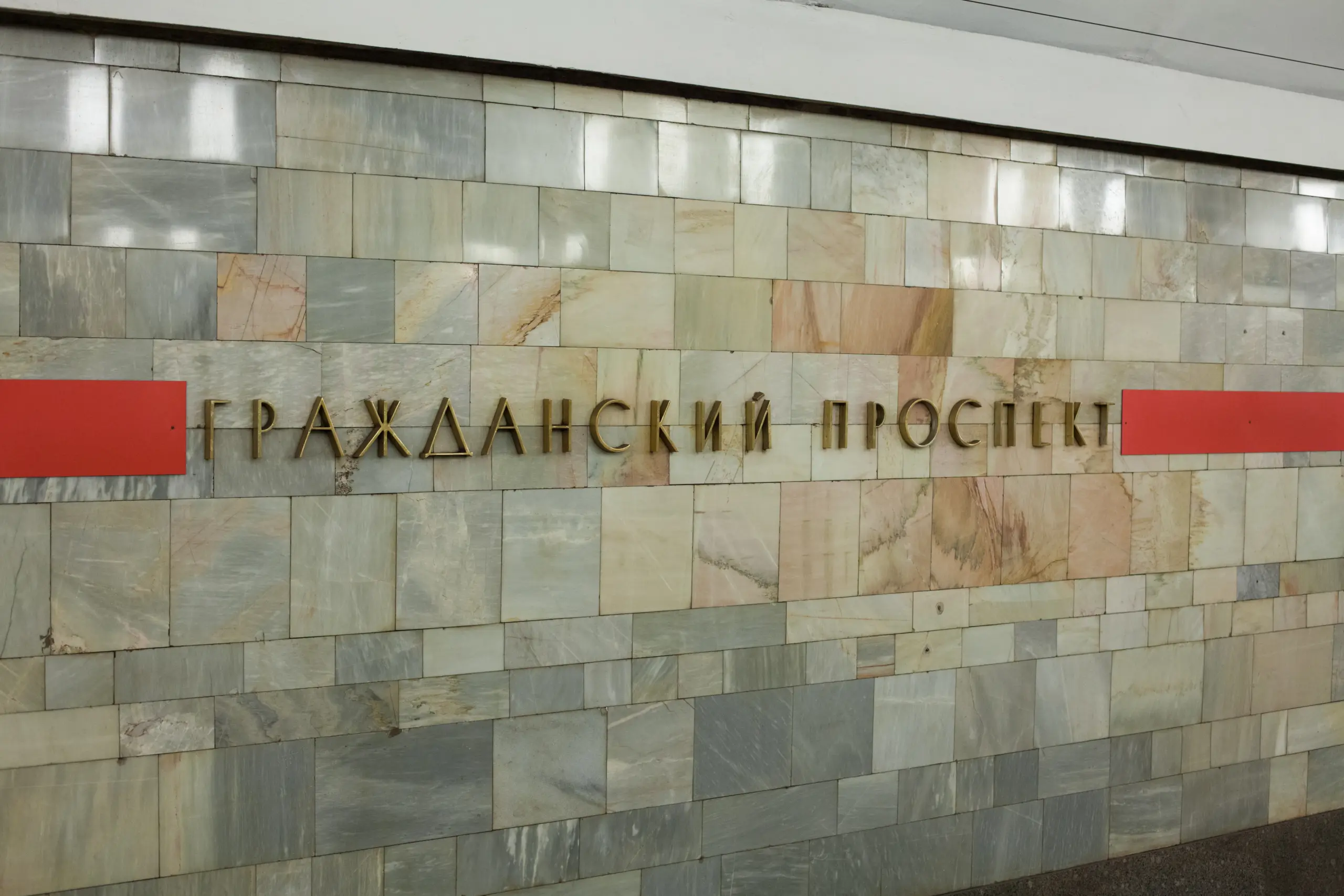 Пенсионер скончался из-за падения на скользкой дороге на Гражданском проспекте