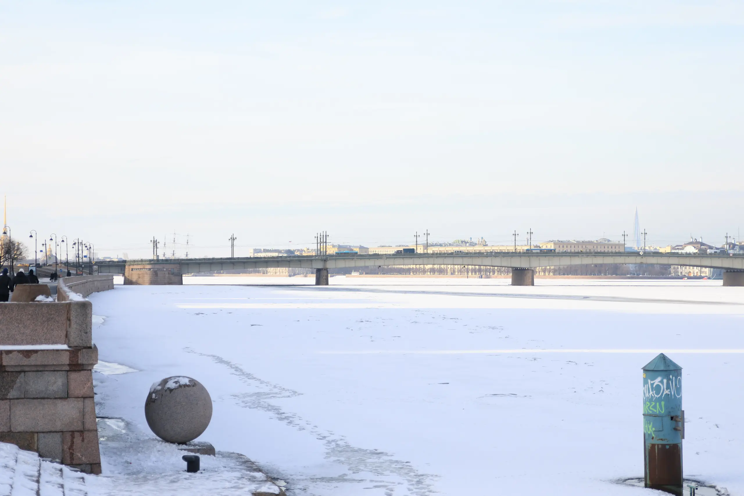 Женщину вытащили из Невы у Литейного моста