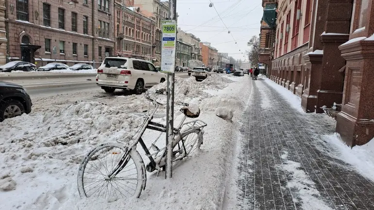 В Петербурге продолжат очищать парковки и крыши многоквартирных домов от снега