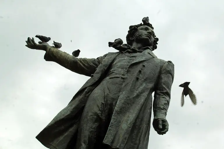 Транспортники Петербурга отметили день памяти Пушкина чтением стихов и экскурсиями