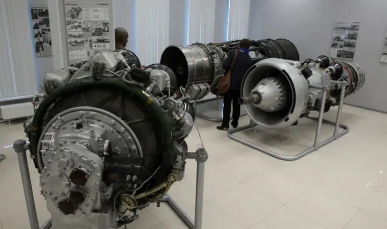 Глава Минпромторга Алиханов осмотрел петербургский завод «ОДК-Климов»