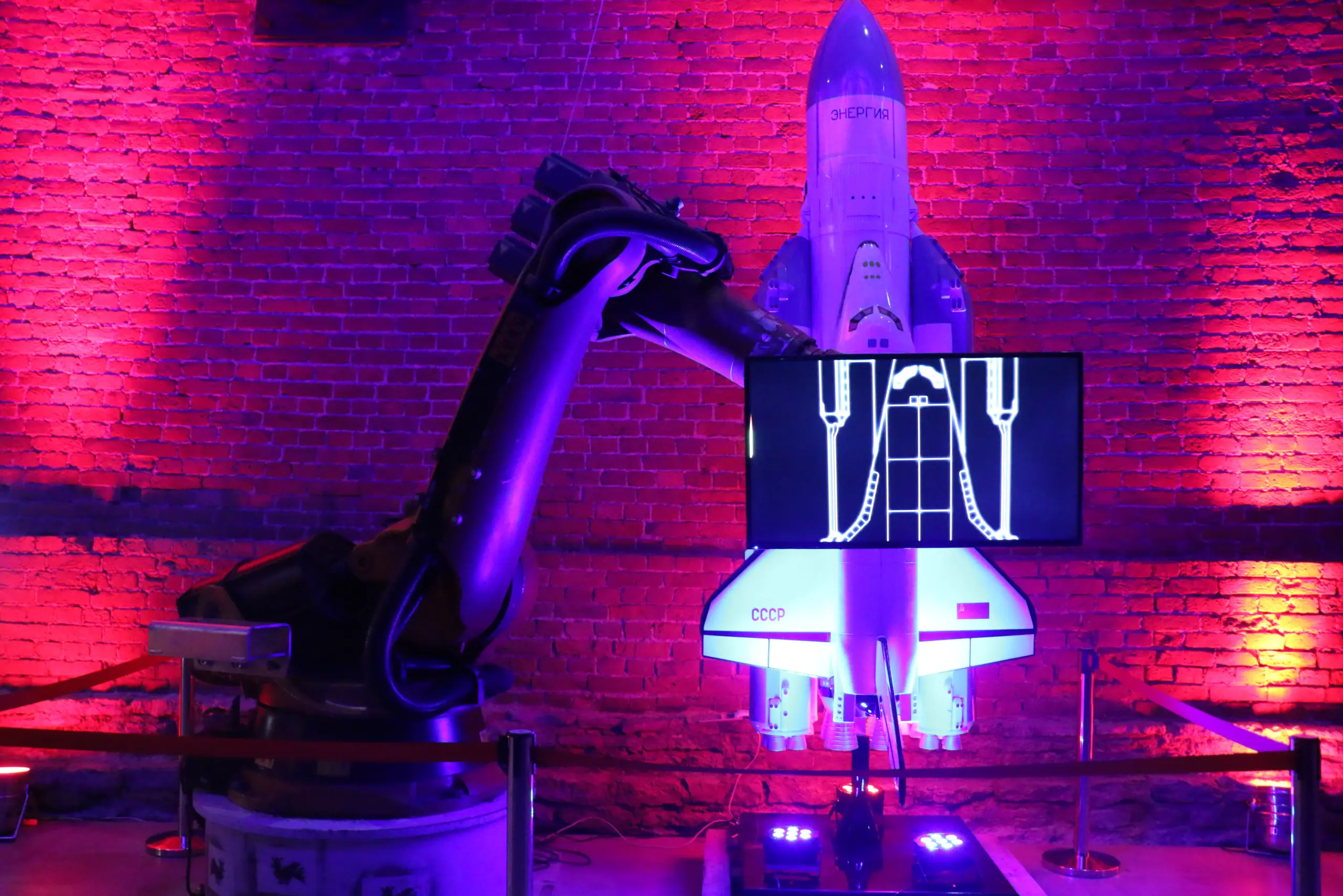 Экипаж астронавтов на борту корабля Orion готовится к облету Луны