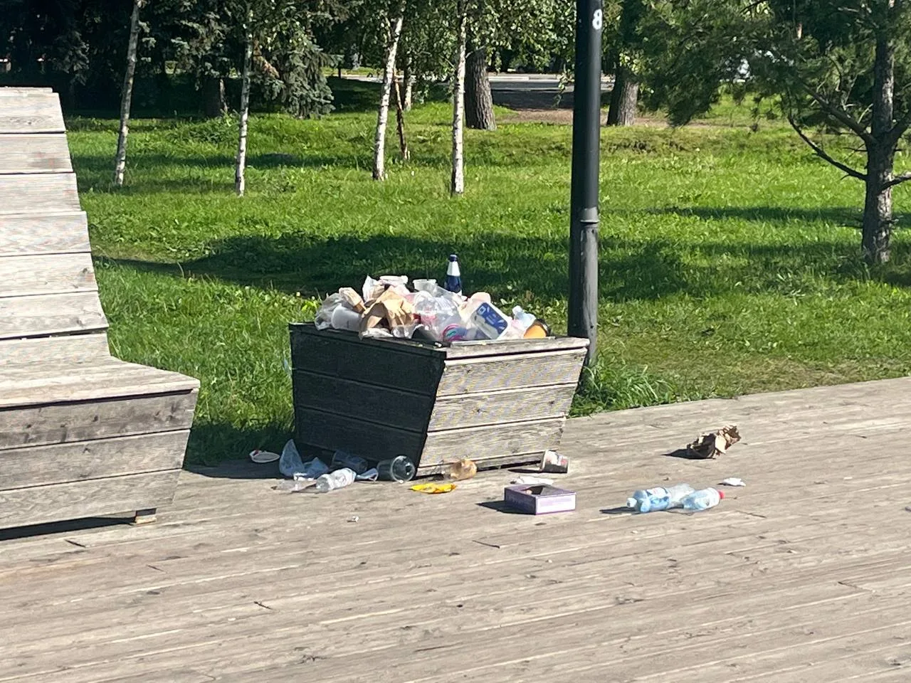 Петербуржцы сообщают о скоплении мусора на Деревянной набережной