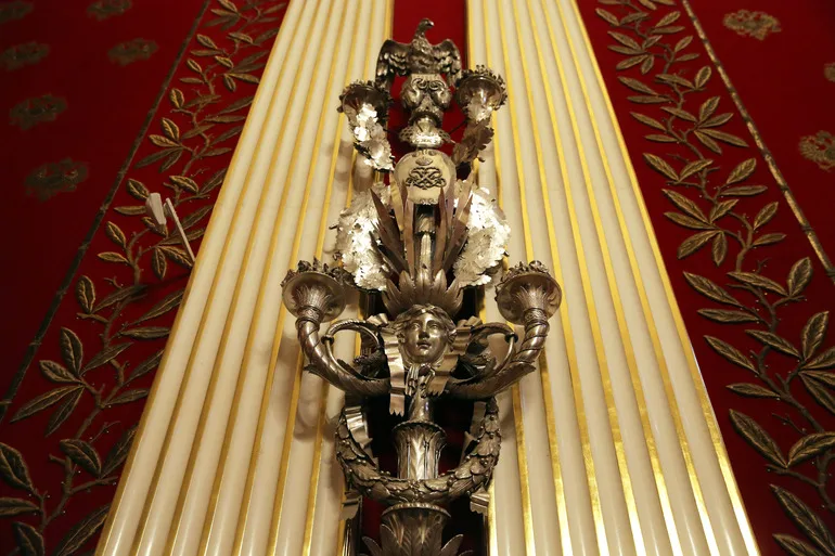 Экспонаты Лувра оказались под угрозой из-за коммунальной аварии