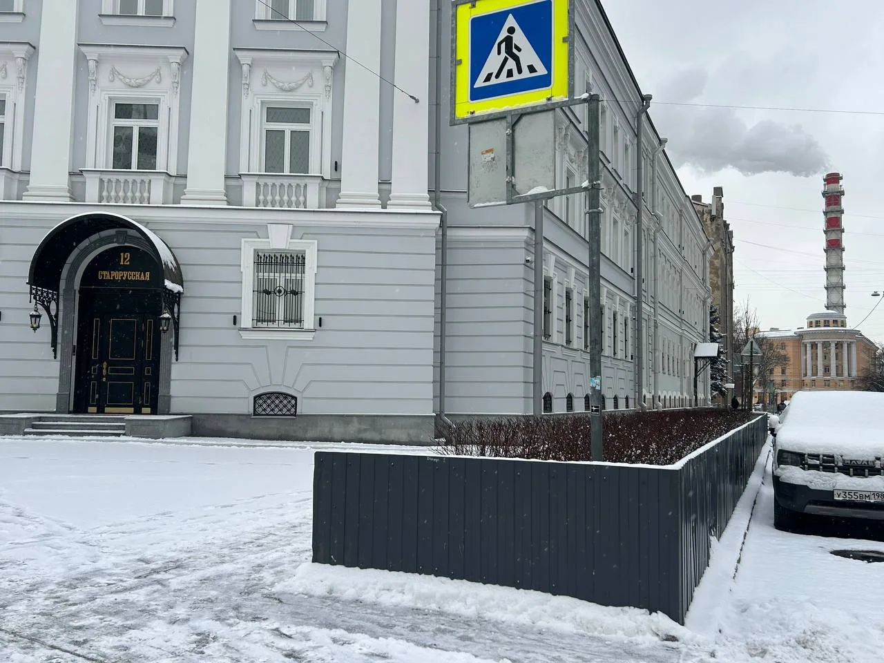 Жители Центрального района боятся поскользнуться из-за новых ограждений