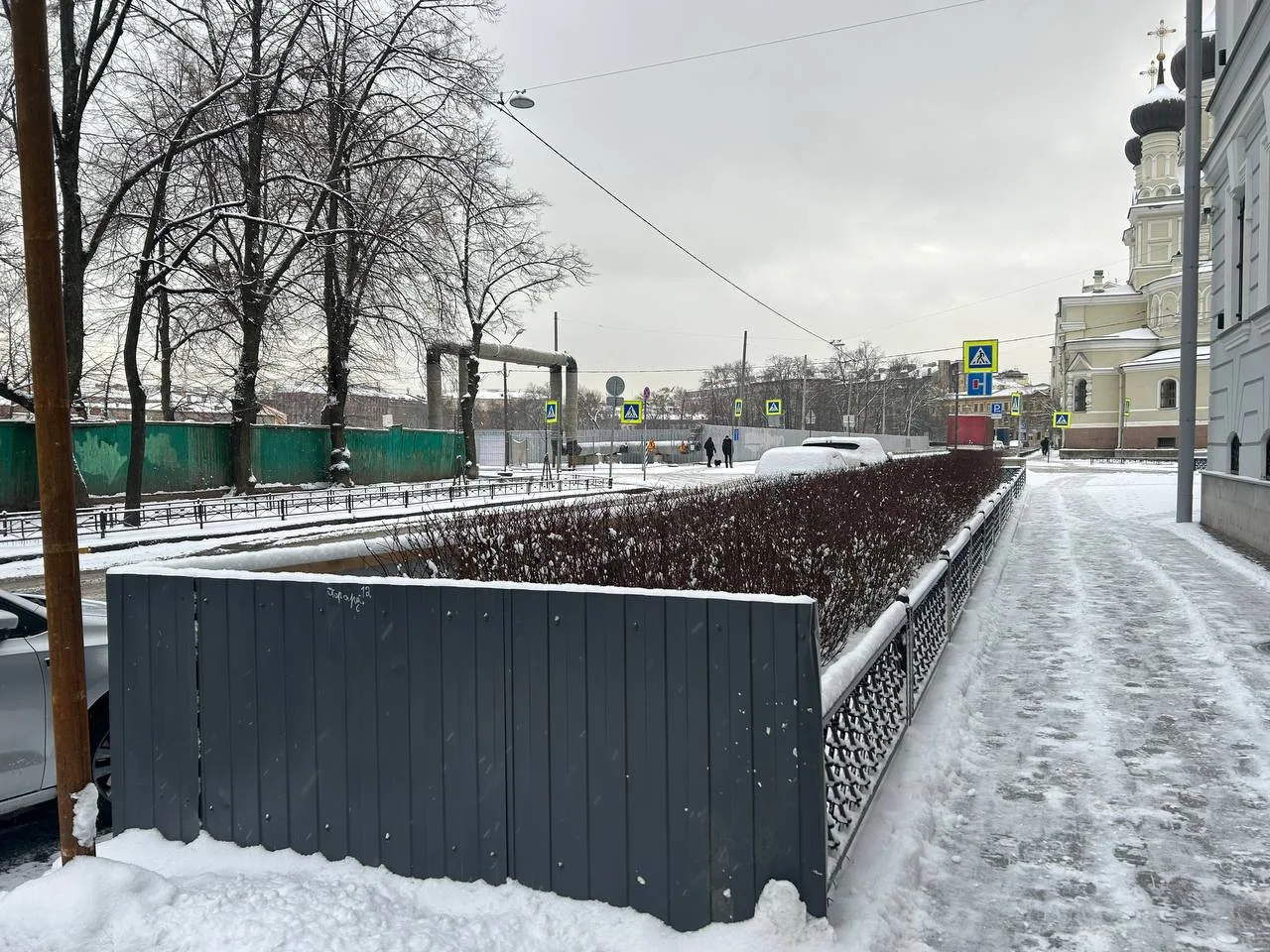 Жители Центрального района боятся поскользнуться из-за новых ограждений