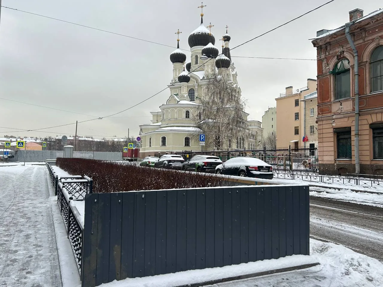 Жители Центрального района боятся поскользнуться из-за новых ограждений