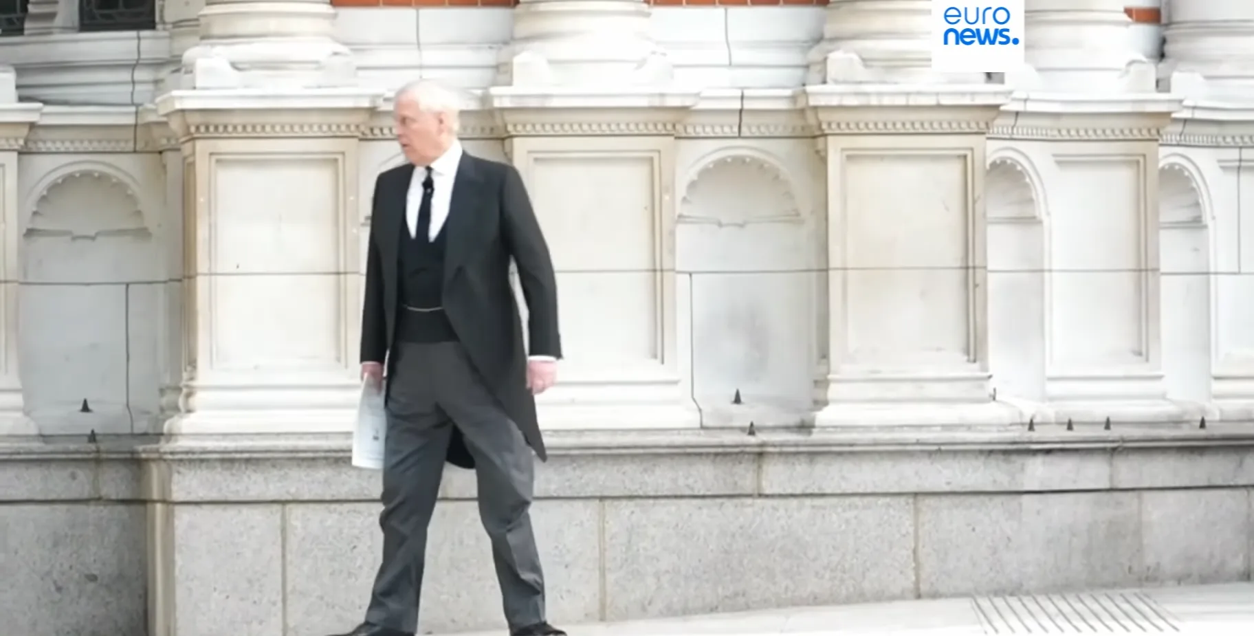 Король Карл III не включил фото Эндрю в семейную подборку поздравлений