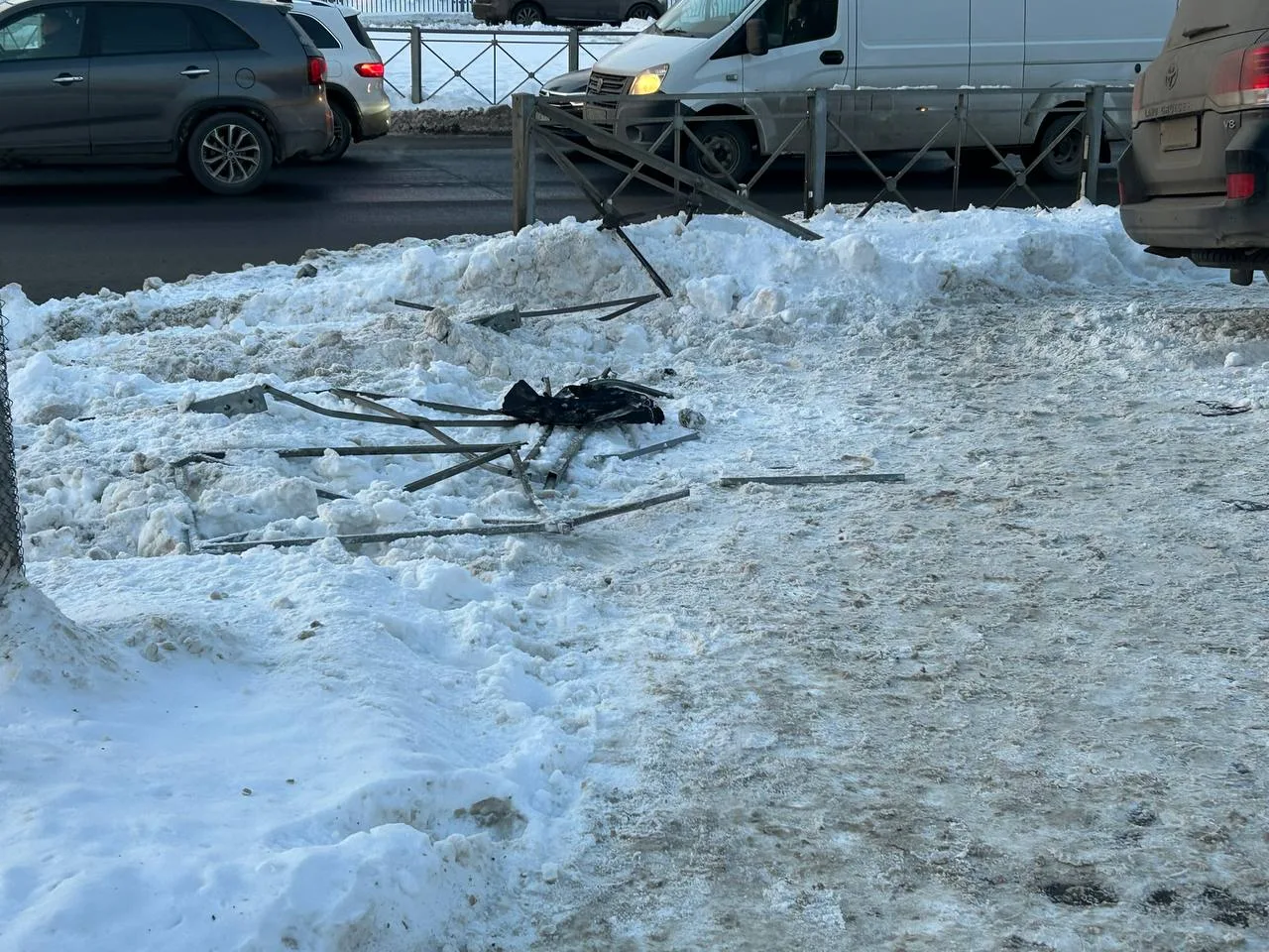 Ford и Toyota протаранили ограждение и вылетели на тротуар в Приморском районе